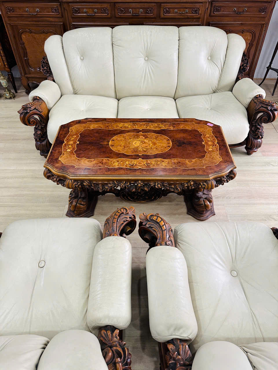 Bàn ghế nghệ thuật cổ điển